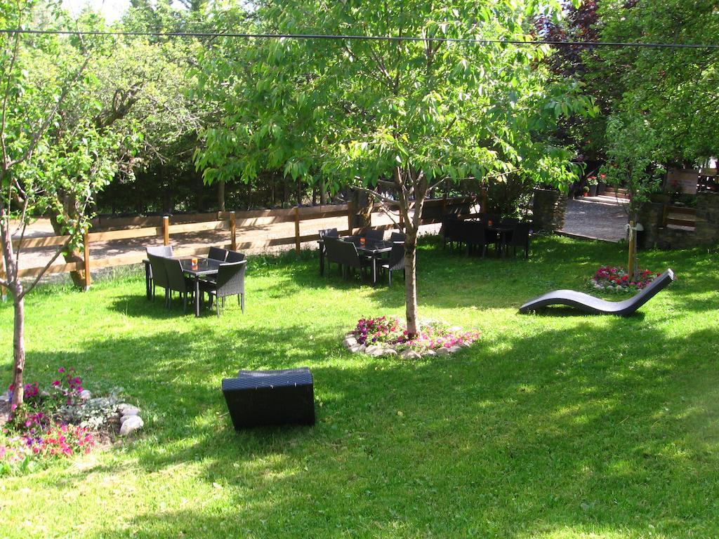 Hotel & Restaurant Le Chalvet Embrun Exterior photo