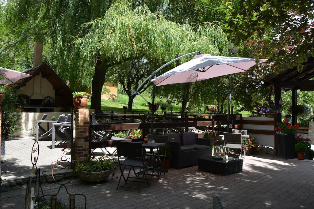 Hotel & Restaurant Le Chalvet Embrun Exterior photo
