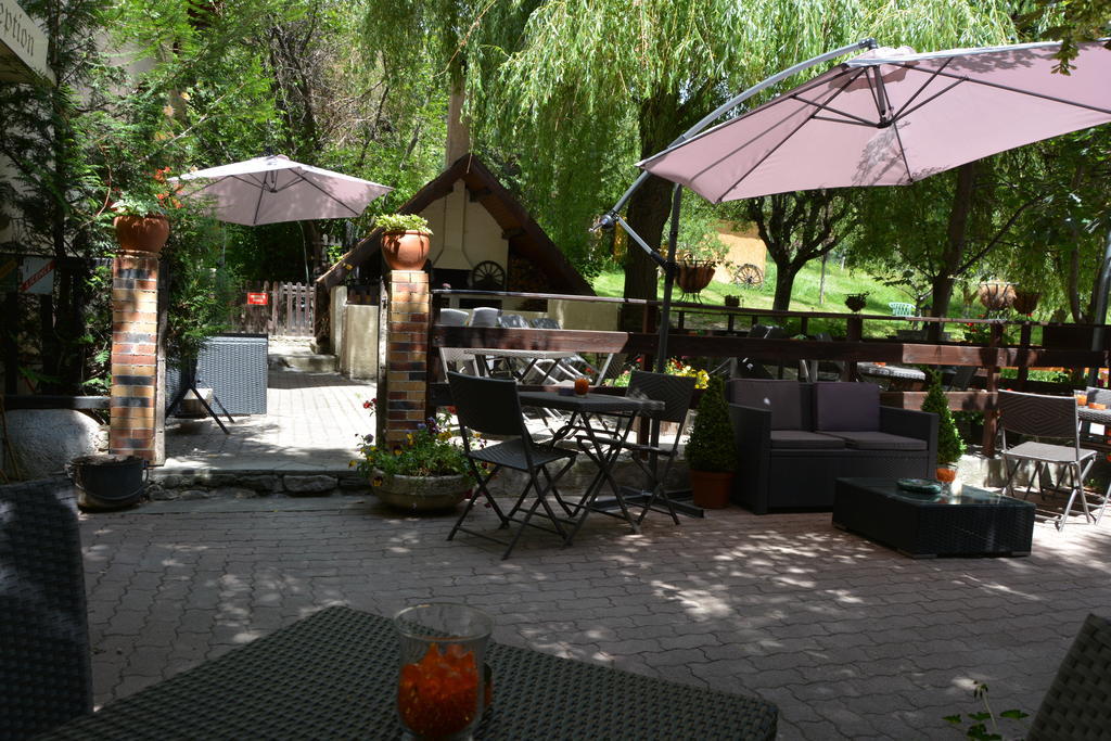 Hotel & Restaurant Le Chalvet Embrun Exterior photo